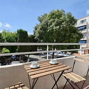https://cozy-apartment-with-balcony-in-the-heart-of-the-8th.fr-provencehotel.com