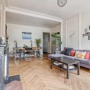 https://guestready-stunning-2-bed-in-lyon-hyper-centre-great-views.hotels-rhonealpes.com